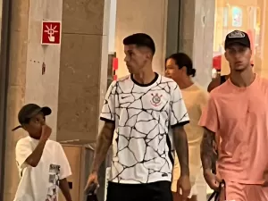 João Cancelo é visto com camisa do Corinthians e empolga a Fiel torcida