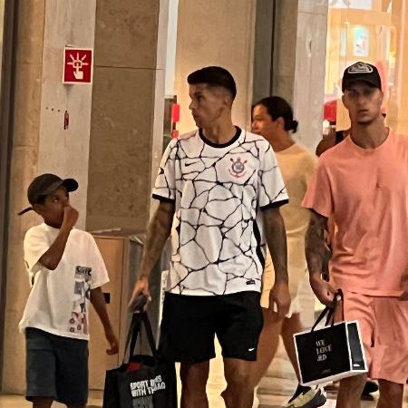 João Cancelo é visto com a camisa do Corinthians em shopping de Lisboa, Portugal