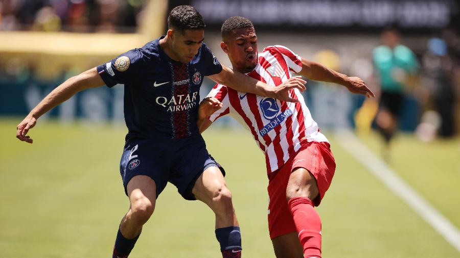 Hakimi e Samuel Lino em ação durante jogo entre PSG e Atlético de Madri no Mundial Hakimi e Samuel Lino em ação durante jogo entre PSG e Atlético de Madri no Mundial
