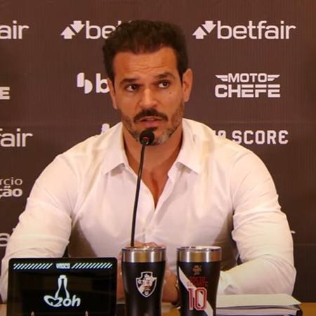 Admar Lopes, diretor do Vasco, durante apresentação do volante Thiago Mendes