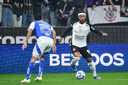 Memphis em ação durante jogo entre Corinthians e Cruzeiro no Brasileirão