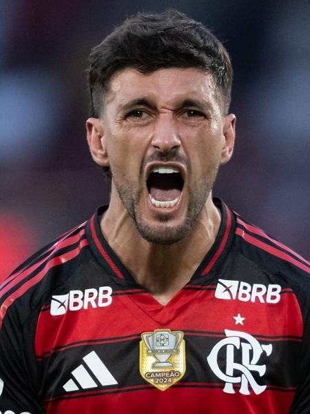 Arrascaeta comemora gol marcado pelo Flamengo contra o Grêmio pelo Brasileirão
