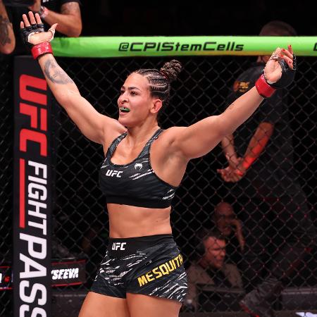 Bia Mesquita comemora vitória sobre Irina Alekseeva no UFC Rio