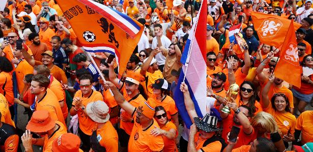 Torcida faz 'poropopó holandês' durante estreia da seleção de Memphis; veja
