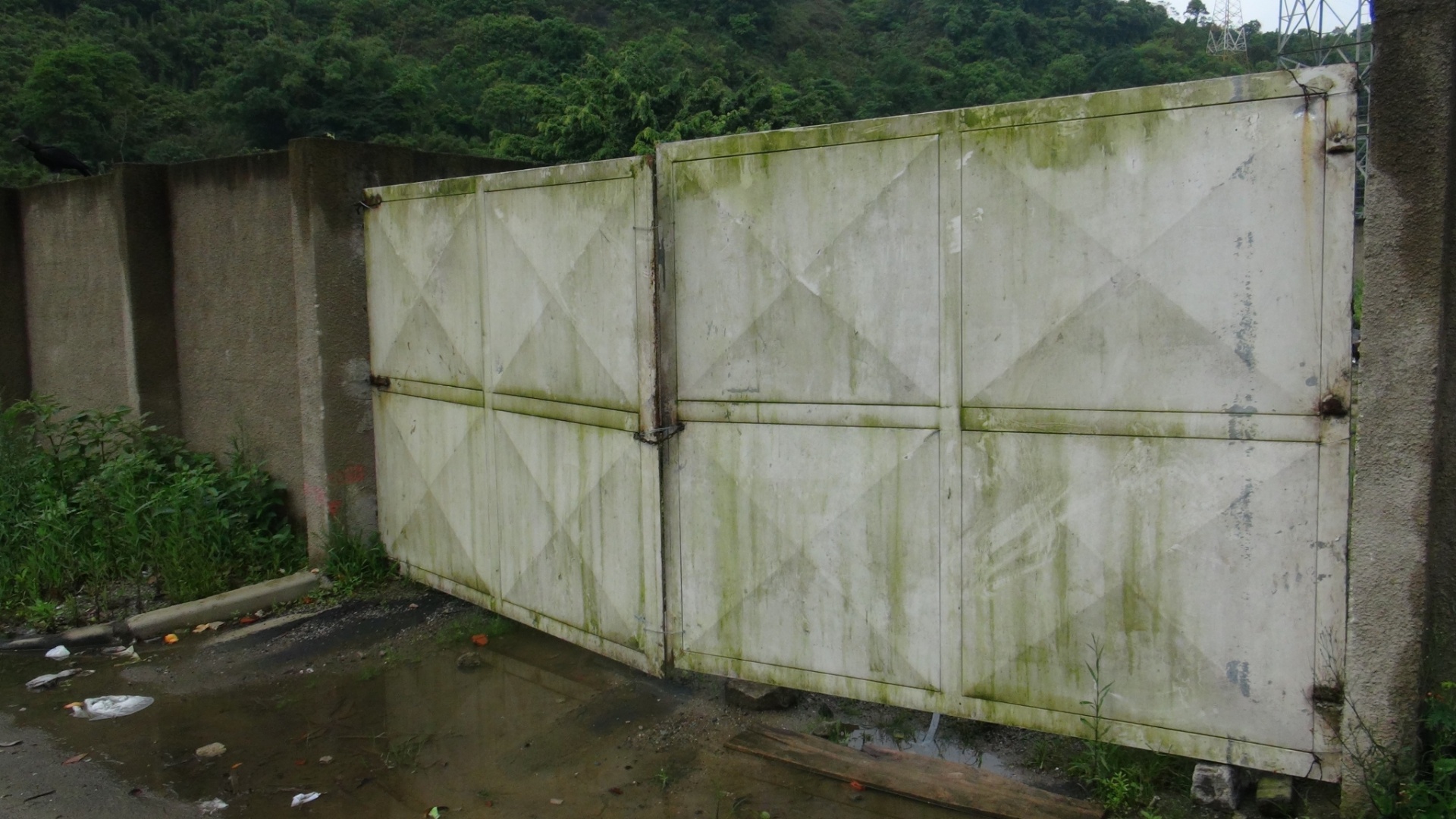 Foram compradas portas blindadas para o Estádio Municipal do Guarujá, mas elas ainda não foram instaladas - Samir Carvalho/UOL