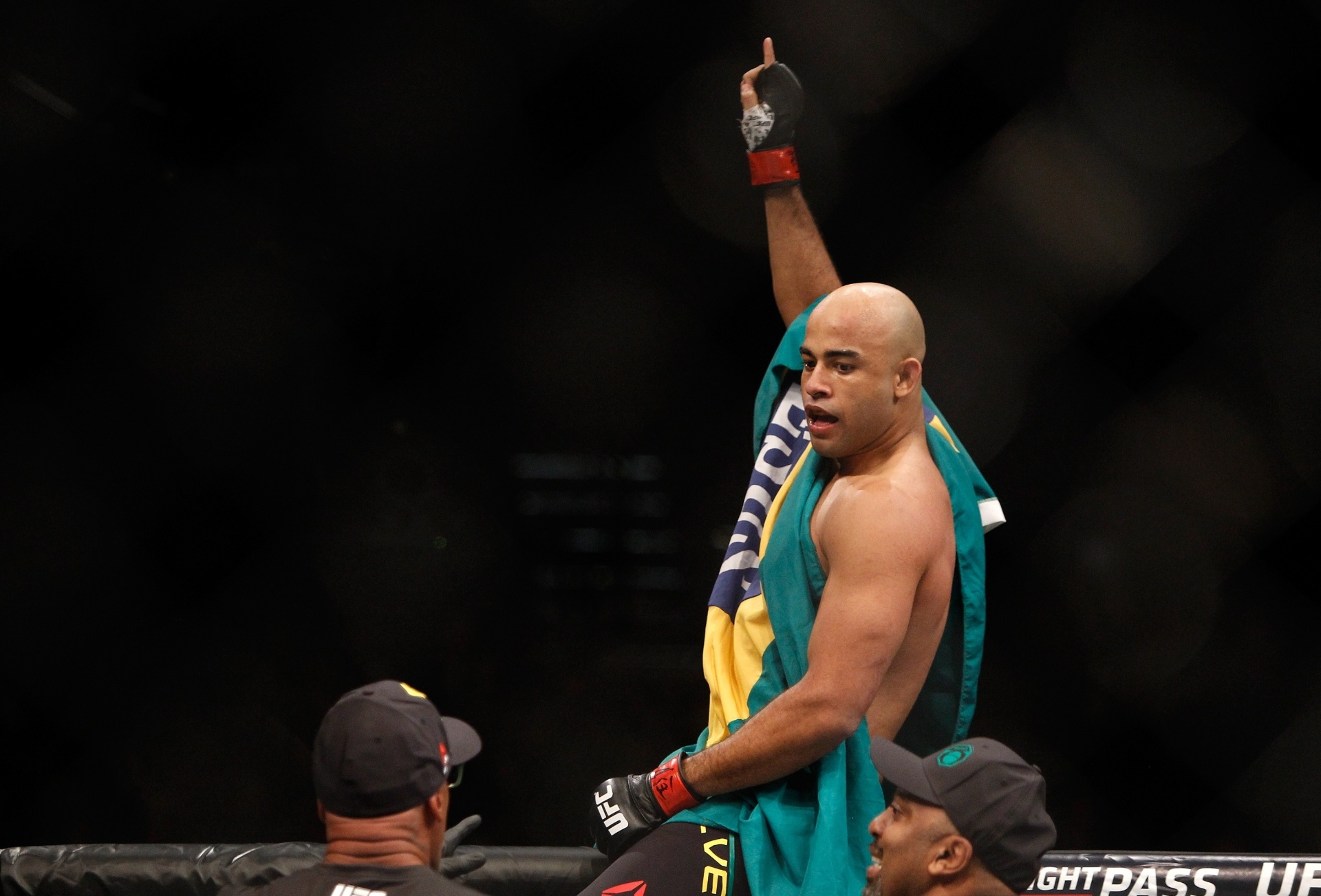 Warlley Alves comemora vitória sobre Colby Covington no UFC 194 - Steve Marcus/Getty Images