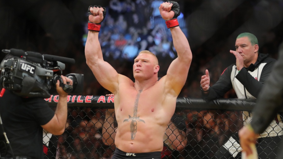 Brock Lesnar comemora vitória sobre Mark Hunt no UFC 200 - Rey Del Rio/Getty Images
