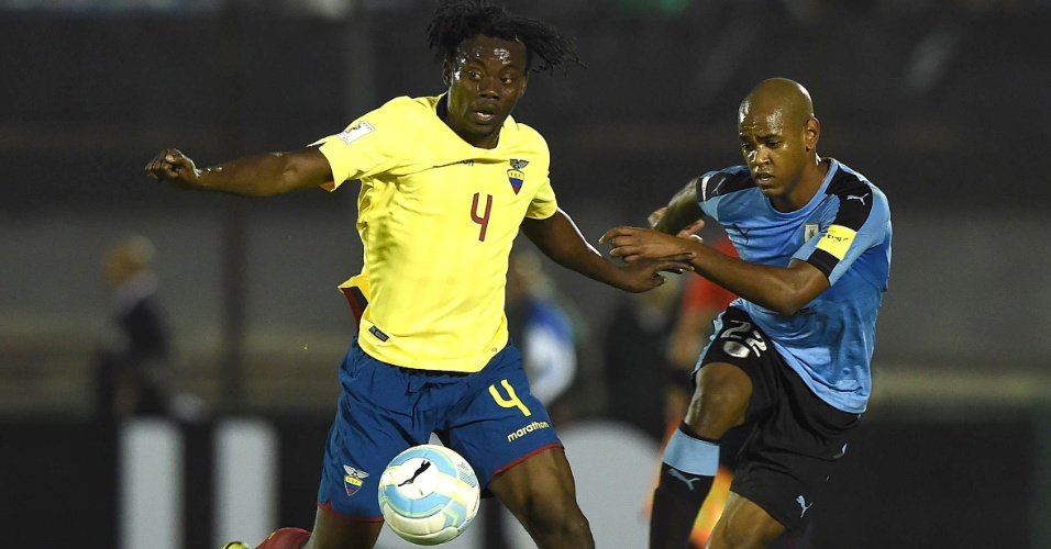 Diego Rola, do Uruguai, e o equatoriano Juan Paredes disputam a bola pelas Eliminatórias Sul-Americanas da Copa do Mundo 2018