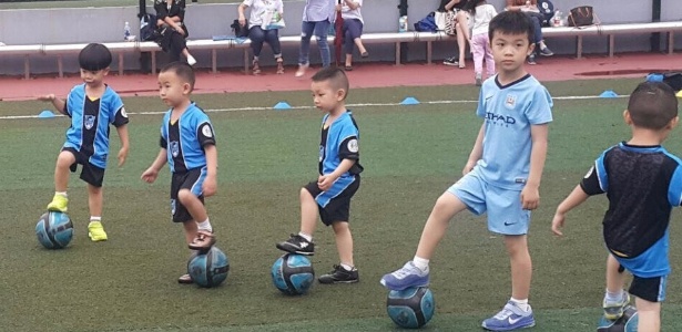 Crianças treinam em Escola de Futebol do Grêmio na China - Divulgação Grêmio - Divulgação Grêmio