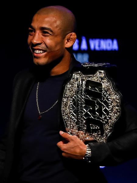 José Aldo com o cinturão do UFC - Buda Mendes/Getty Images