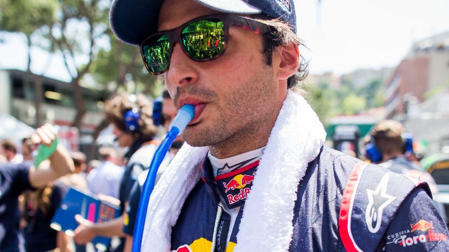 Carlos Sainz, da Toro Rosso, se hidrata antes do GP de Mônaco - Peter Fox/Getty Images