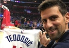 Djoko vai a jogo dos Warriors e filma cesta de Curry de ângulo privilegiado