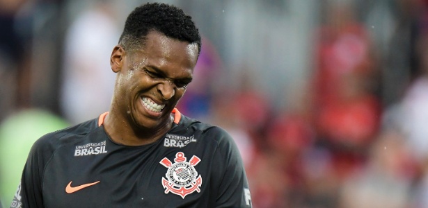 Jô faz careta após perder chance durante jogo do Corinthians contra o Flamengo - Thiago Ribeiro/AGIF