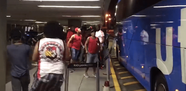 Manifestação violenta durante embarque do Flamengo - Reprodução/Esporte Interativo
