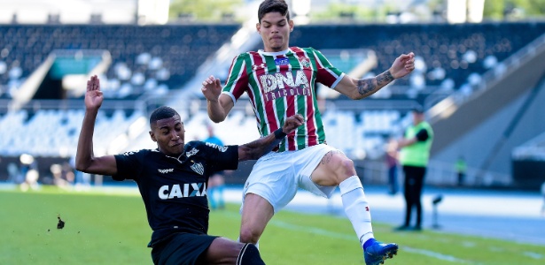 Jogadores de Fluminense e Atlético-MG disputam bola - Thiago Ribeiro/AGIF - Thiago Ribeiro/AGIF