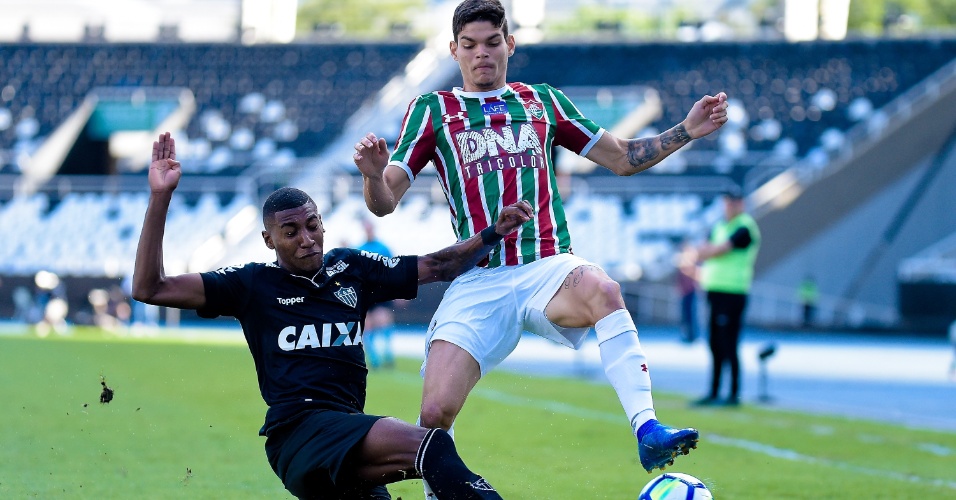 Emerson faza  marcação em Ayrton Lucas no jogo entre Fluminense e Atlético-MG