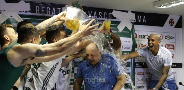 Felipão toma banho durante coletiva após o título - Cesar Greco/Ag Palmeiras/Divulgação