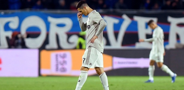 Cristiano Ronaldo lamenta durante revés da Juventus para a Atalanta - Massimo Pinca/Reuters