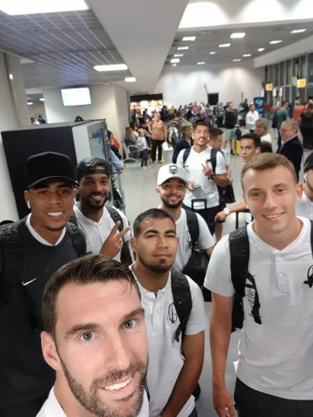 No aeroporto, ontem, jogadores do Corinthians se preparavam para viagem a Chapecó-SC - Reprodução/Twitter