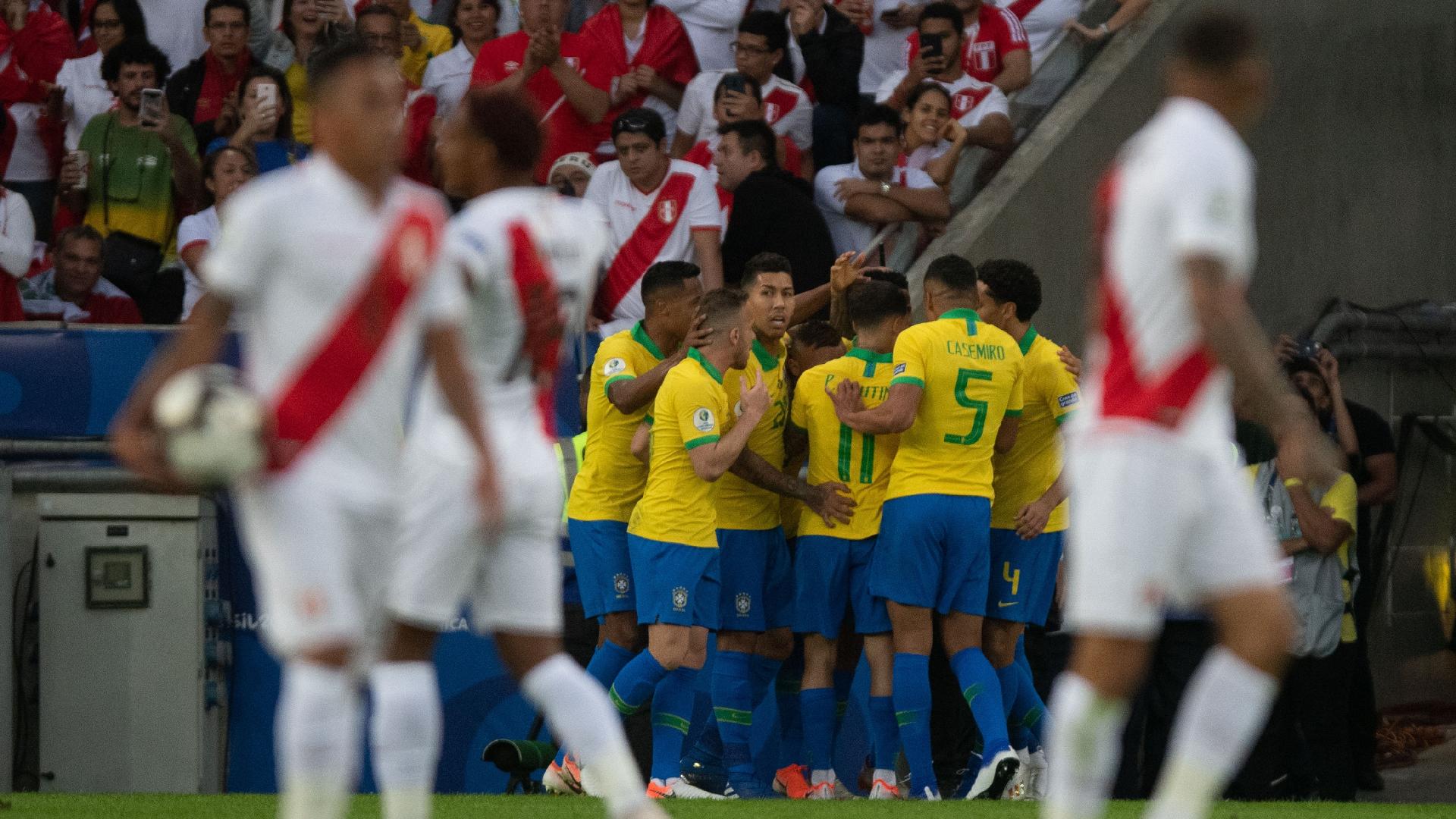 Jogadores do Brasil comemoram gol de Everton contra o Peru
