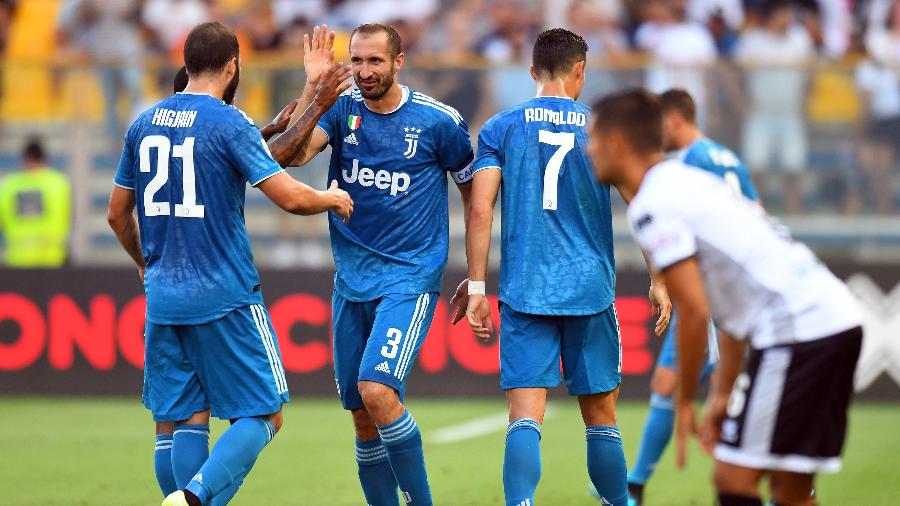 Chiellini comemora com colegas após abrir o placar para a Juventus contra o Parma pelo Campeonato Italiano - Alessandro Sabattini/Getty Images