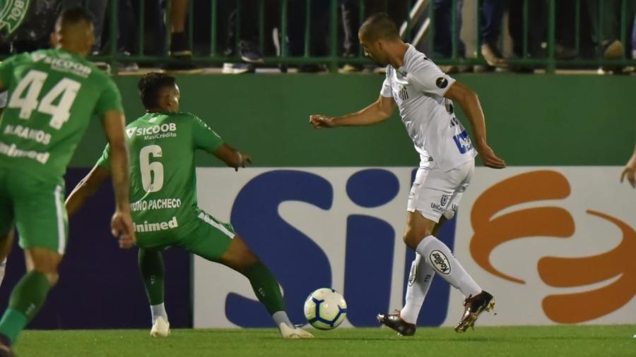 Evandro toca a bola em vitória do Santos sobre a Chapecoense - Ivan Storti/Santos FC