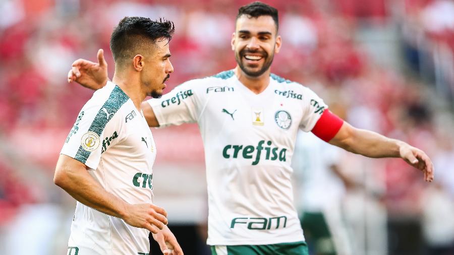 Willian comemora seu gol com Bruno Henrique em partida entre Internacional e Palmeiras - Pedro H. Tesch/AGIF