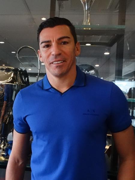 Ex-zagueiro Lúcio em ao lado da réplica da taça da Liga dos Campeões que conquistou - Marinho Saldanha/UOL