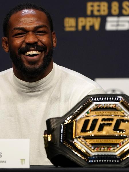 Jon Jones dá risada durante entrevista coletiva para o UFC