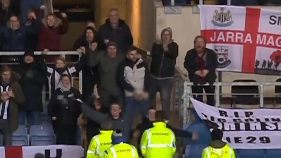 Torcedor do Newcastle apareceu realizando gestos obscenos em transmissão da FA Cup; polícia abriu investigação sobre o caso - Reprodução/BBC