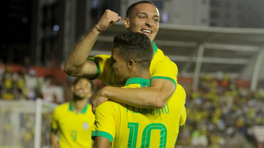 Antony e Pedrinho comemoram gol da seleção olímpica - Marcel Lisboa/AGIF