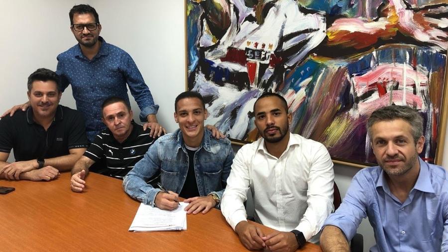 Antony e seus representantes durante a assinatura dos documentos da transferência para o Ajax - Divulgação