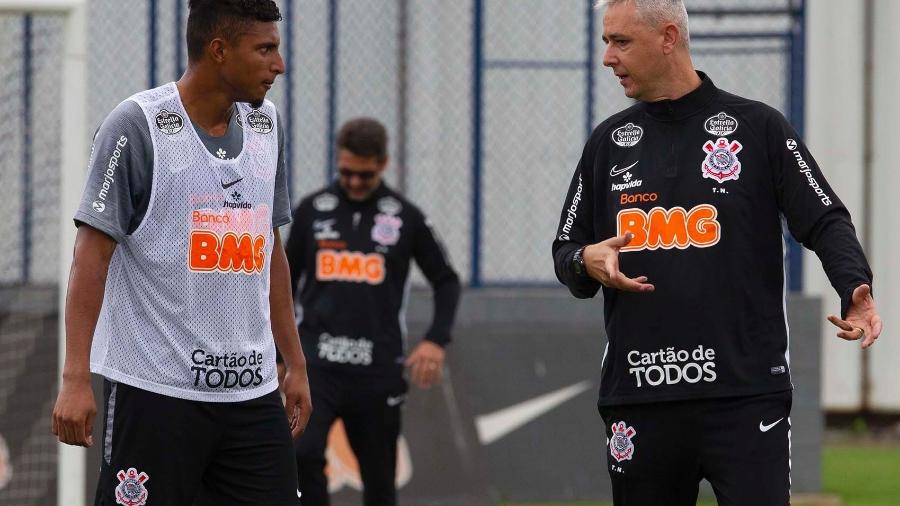 Volante Ederson conversa com o técnico Tiago Nunes em treinamento no CT Joaquim Grava - Daniel Augusto Jr. / Ag. Corinthians