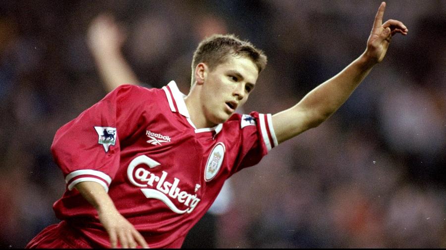 Michael Owen comemora gol pelo Liverpool em 1998 - Phil Cole / Allsport