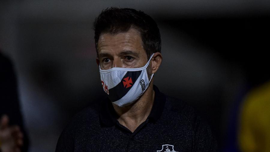 Técnico Ramon Menezes durante a partida entre Vasco e Madureira - Thiago Ribeiro/AGIF