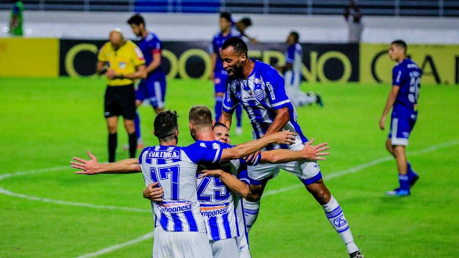 Jogadores do CSA celebram gol contra o Cruzeiro pela Série B - Pei Fon/Zimel Press/Estadão Conteúdo