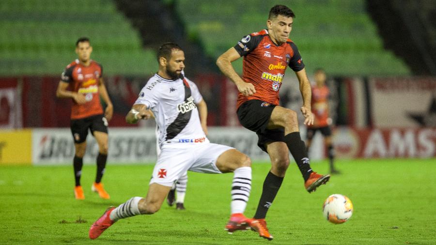 Leandro Castán aperta marcação do adversário durante Caracas (VEN) x Vasco na Copa Sul-Americana 2020 - Divulgação/Conmebol