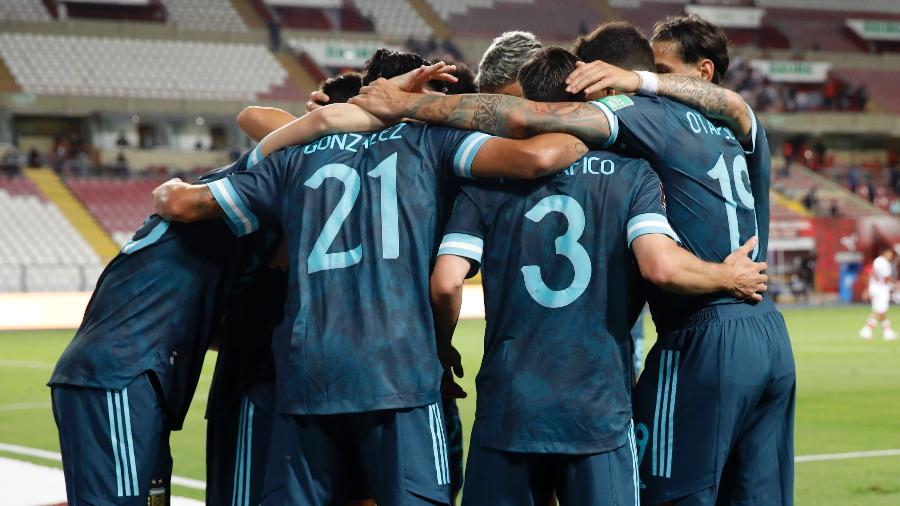 Seleção argentina comemora gol contra o Peru em jogo das Eliminatórias para a Copa de 2022 - Sebastian Castaneda-Pool/Getty Images