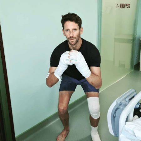 Romain Grosjean faz agachamento com as mãos enfaixadas - Reprodução/Instagram