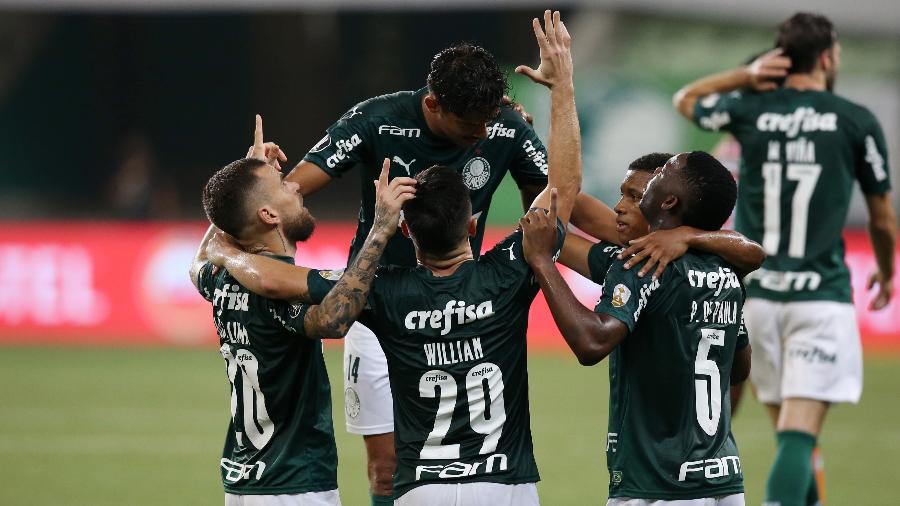 Jogadores do Palmeiras se ajoelham em comemoração de gol de Patrick de Paula contra o Delfín - Alexandre Schneider/Getty Images