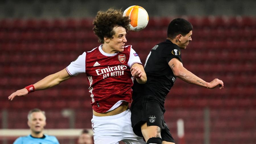 David Luiz em ação pelo Arsenal em partida contra o Benfica - ARIS MESSINIS/AFP