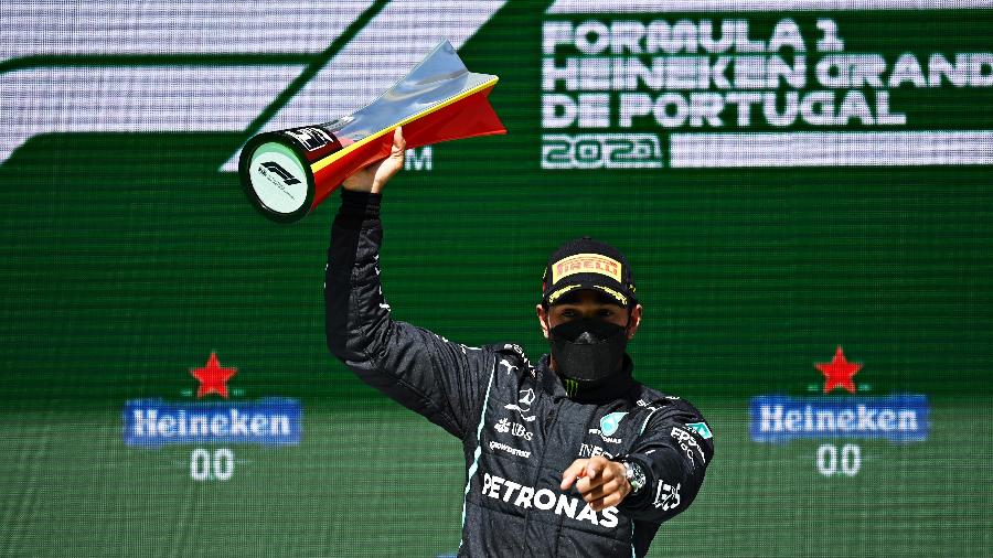 Lewis Hamilton levanta o troféu pela vitória no GP de Portugal do ano passado - Clive Mason - Formula 1/Formula 1 via Getty Images