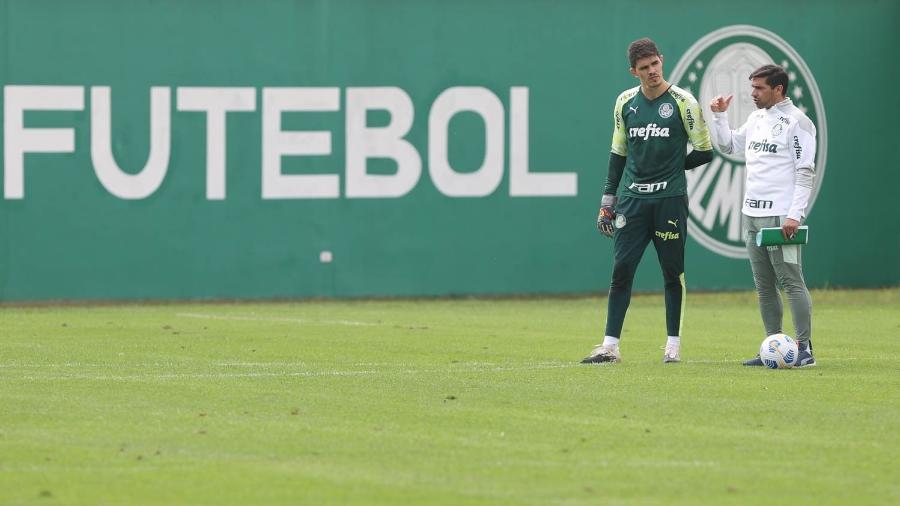 O técnico Abel Ferreira e o goleiro Vinicius conversando durante treinamento do Palmeiras - Cesar Greco/Palmeiras