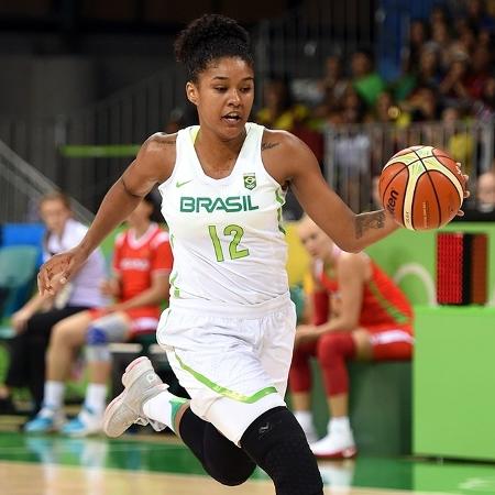 Damiris em ação pela seleção brasileira feminina de basquete na Olimpíada Rio-2016