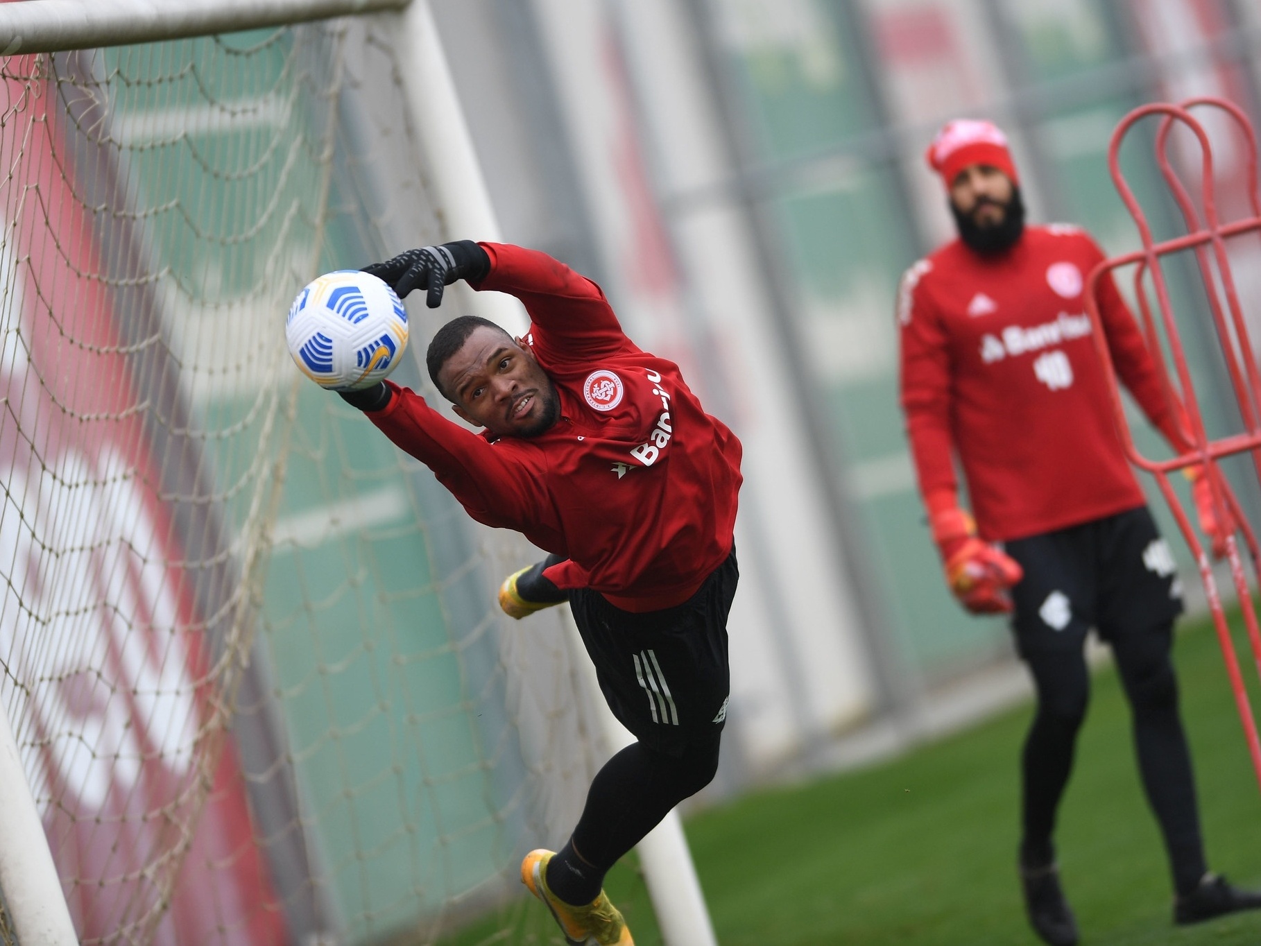 Inter pede retorno de goleiro Émerson Júnior e libera Carlos Miguel