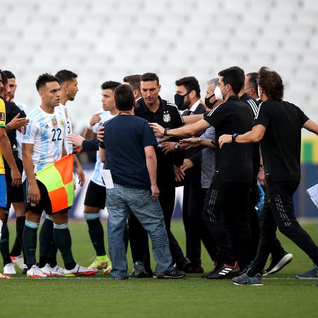  Agentes da Anvisa interrompem partida entre Brasil e Argentina - Alexandre Schneider/Getty Images