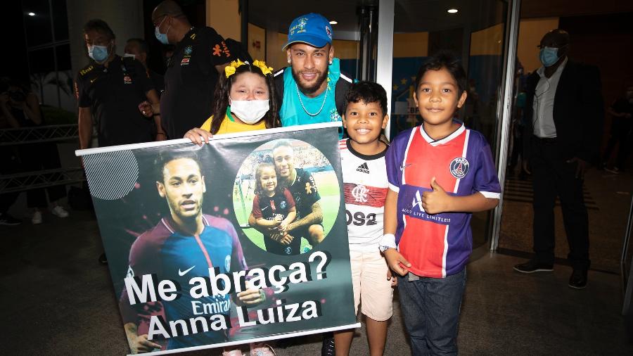 Neymar interage com torcedores na chegada da delegação do Brasil a Manaus - Lucas Figueiredo/CBF