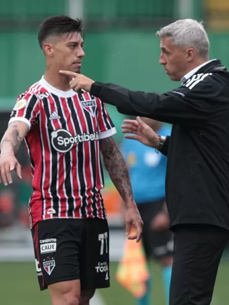 Hernán Crespo orienta Emiliano Rigoni, durante partida do São Paulo no Brasileirão - Miguel Schincariol/São Paulo FC - Miguel Schincariol/São Paulo FC