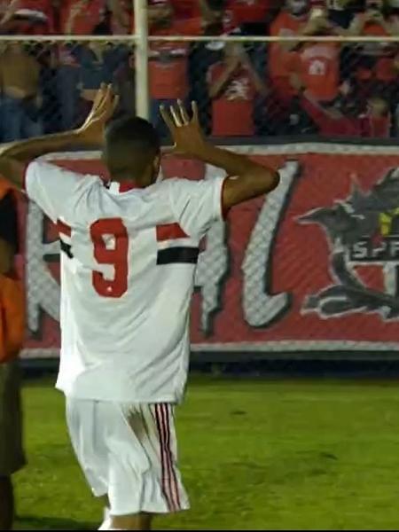 Caio comemora um dos gols do São Paulo em partida contra o São Caetano pela Copinha - Reprodução