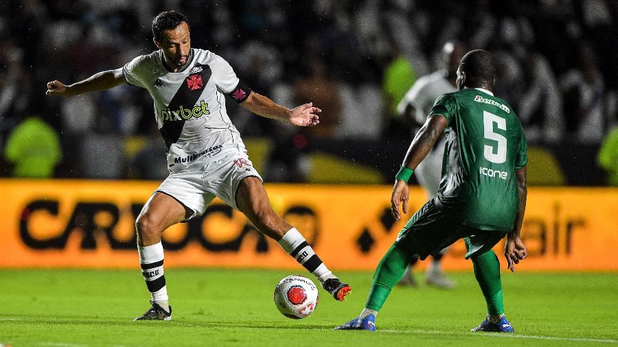 Nenê, do Vasco, tenta sair da marcação dos jogadores do Boavista em jogo do Cariocão - Thiago Ribeiro/AGIF